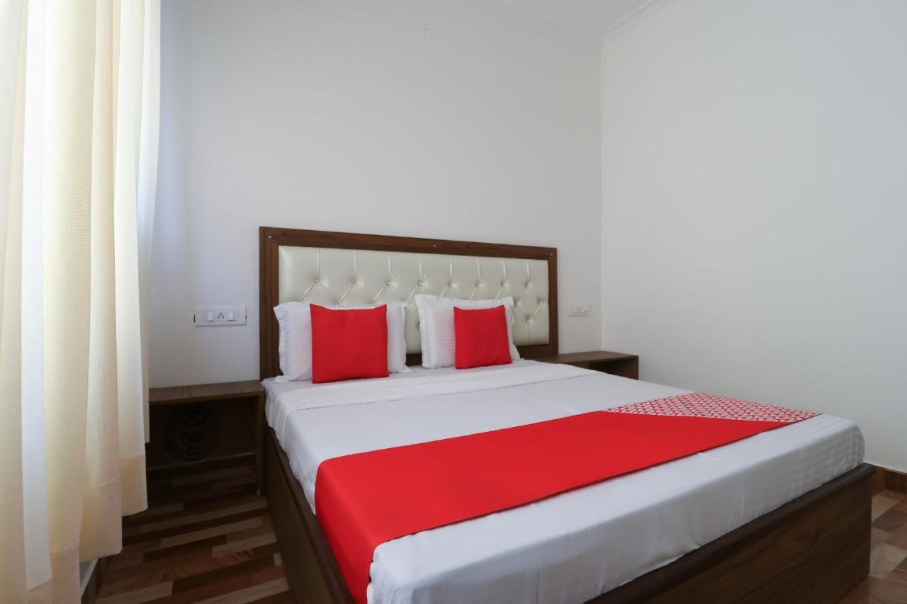 OYO 64004 Hotel Kartar Zirakpur Buitenkant foto