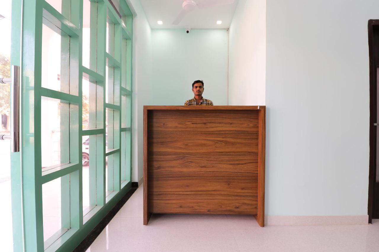 OYO 64004 Hotel Kartar Zirakpur Buitenkant foto