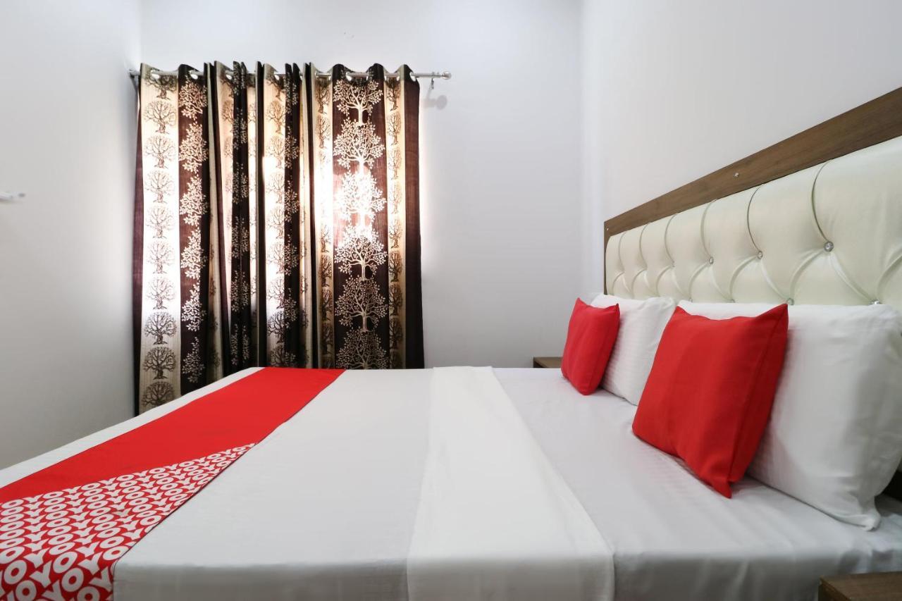 OYO 64004 Hotel Kartar Zirakpur Buitenkant foto